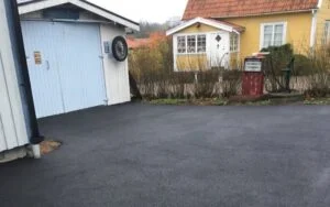 Asfalterad infart till samfällighetsförening. Linköping, Tallboda i Östergötland